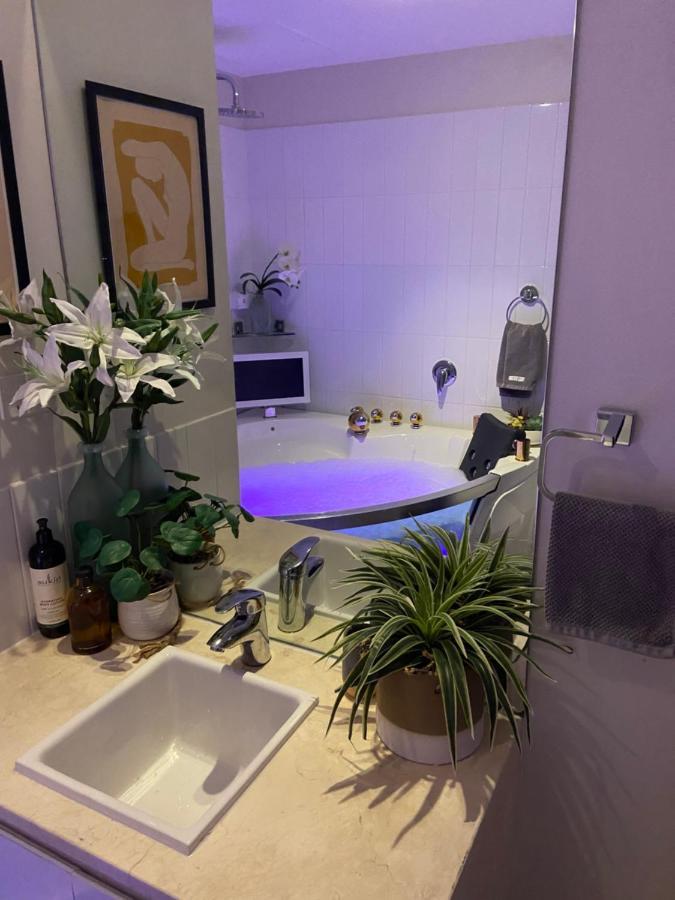 La Sky Boutique Apartment - Pool, Spa & Sauna Melbourne Exterior photo